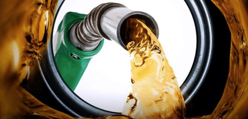 A gasolina aditivada contém detergentes e dispersantes — substâncias que mantêm o sistema de injeção e o motor mais limpos, reduzindo a formação de sujeira e melhorando a queima do combustível.