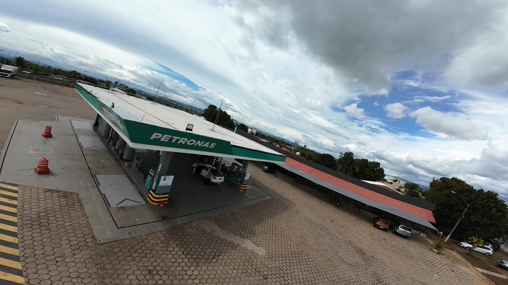 Posto Barcelona PETRONAS visto de cima, na GO-020