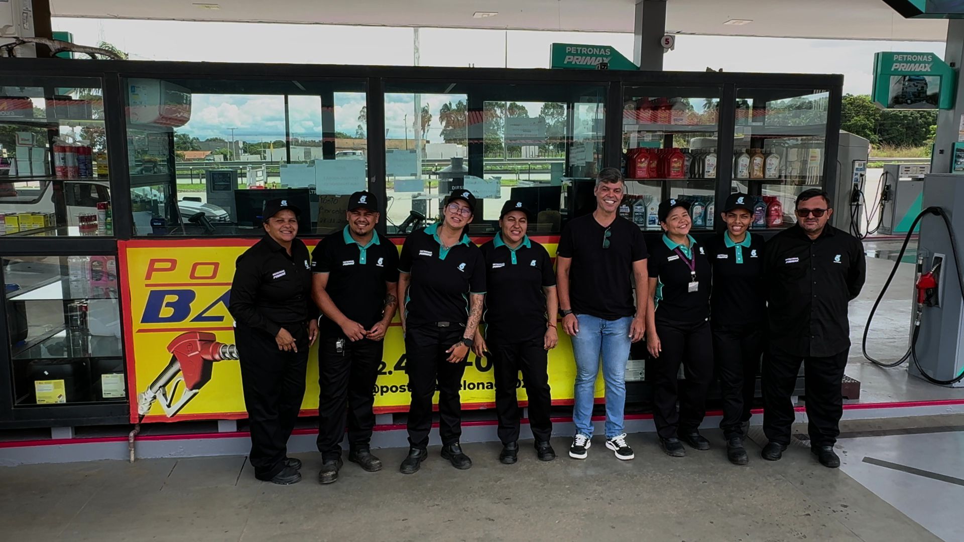 Equipe do Posto Barcelona em frente à loja