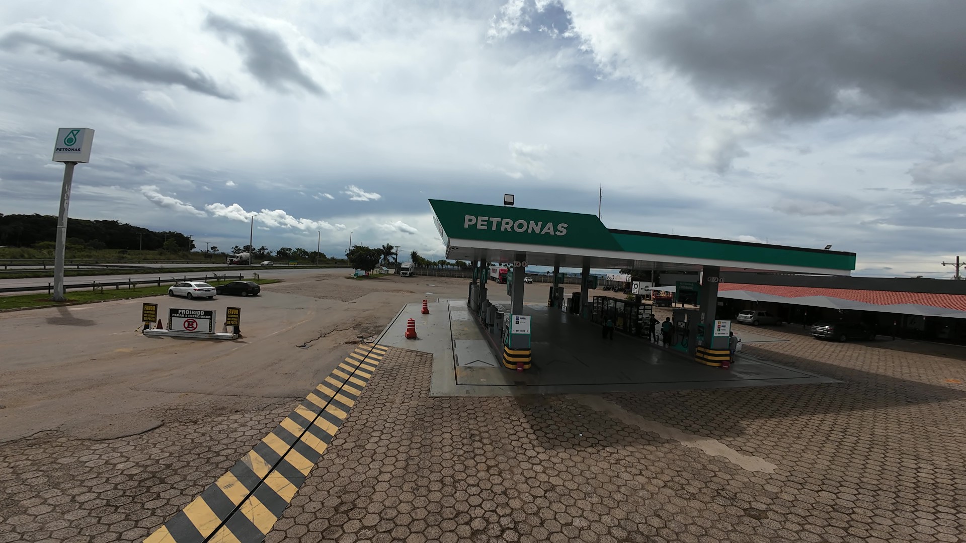 Pista de abastecimento PETRONAS do Posto Barcelona