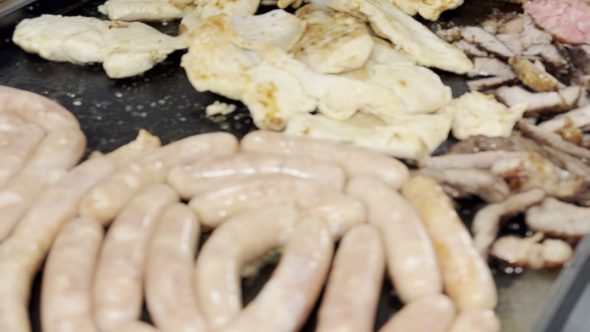 Linguiça e carnes na chapa